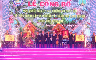Ông Võ Văn Thưởng trao Nghị quyết thành lập TP.Long Khánh – Đồng Nai