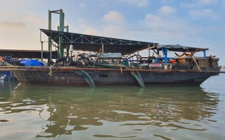 Đồng Nai: Dân trộm cát rút lù cho tàu chìm khi gặp cảnh sát đường thủy