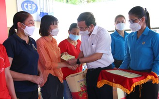 Bí thư Thành ủy TP.HCM thăm, tặng quà cho công nhân khó khăn ở tỉnh Đồng Nai