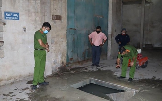 Bắt quả tang công nhân thuộc Công ty bóng đèn Điện Quang xả chất thải nguy hại