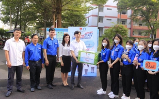 Anh Nguyễn Minh Triết thăm, tặng quà các đội hình Tiếp sức mùa thi tại Đồng Nai