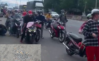Đồng Nai: Hàng loạt xe máy, ô tô bị cán đinh trên quốc lộ 51