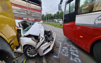 Đồng Nai: Tai nạn liên hoàn trên quốc lộ, ô tô 4 chỗ bị ép biến dạng
