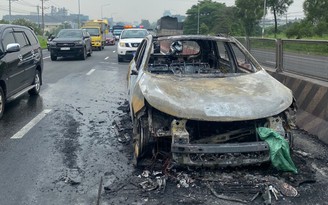 Đồng Nai: Ô tô bốc cháy khi đang chạy, tài xế nhảy khỏi xe thoát thân