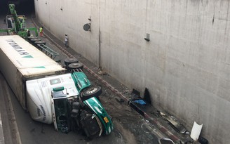 Đồng Nai: Lại xảy ra lật xe tại hầm chui ngã ba Vũng Tàu