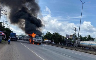 Đồng Nai: Xe tải bốc cháy dữ dội trên quốc lộ 51
