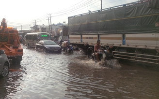 Mưa to đột ngột trên 2 tiếng, Biên Hòa lại ngập sâu