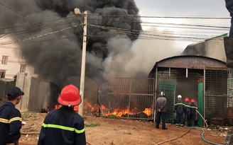Lâm Đồng: Cả khu dân cư náo loạn vì cháy ở kho bãi chứa lốp ô tô
