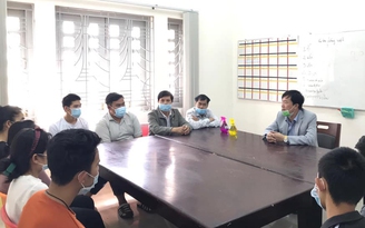 Thăm sinh viên Lào lưu trú ở ký túc xá phòng dịch Covid-19