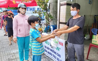 Chủ khách sạn phát cơm miễn phí cho người lao động nghèo Phú Quốc