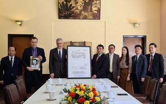 Đại sứ Pháp trao tặng tỉnh Lâm Đồng họa đồ thiết kế Dinh 3 Bảo Đại