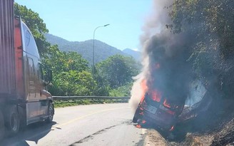 Cháy xe khách trên đèo Bảo Lộc
