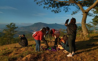 Đà Lạt: Bắt quả tang 3 người thu tiền du khách đến săn mây đồi Đa Phú
