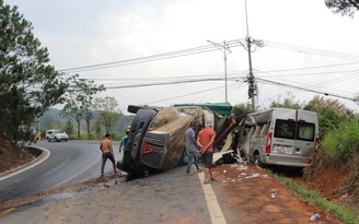 Xe đầu kéo tông xe khách trên đèo Mimosa Đà Lạt, 7 người bị thương