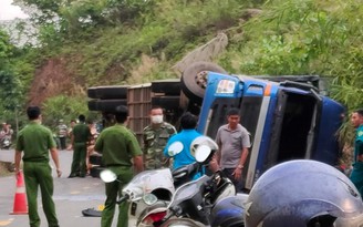 Lâm Đồng: Tai nạn nghiêm trọng, xe container lật đè chết 2 người