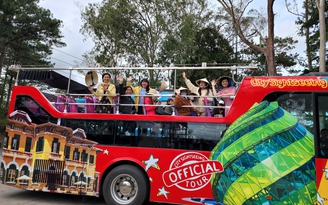 Trải nghiệm du lịch phố núi bằng xe buýt mui trần lần đầu có ở Đà Lạt