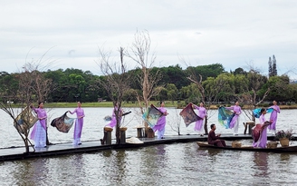 Lãng mạn thời trang lụa trên hồ Xuân Hương cuốn hút người xem