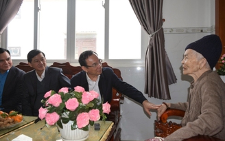 Bí thư Thành ủy TP.HCM thăm, tặng quà tết tại tỉnh Lâm Đồng