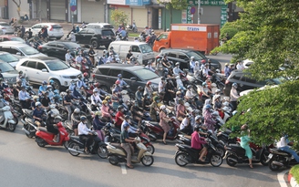 Hà Nội mở lại nhiều dịch vụ, không cần giấy đi đường: Đường phố tấp nập