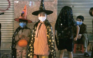 Người Hà Nội hóa trang thành đủ kiểu 'phù thủy', xuống phố trong đêm Halloween