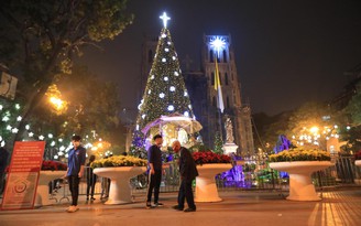 Người Hà Nội đi chơi Giáng sinh: Quay về khi không vào được Nhà thờ Lớn