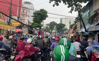 Mưa cực to ở TP.HCM: Dòng người hơn 2km không nhích được; biển nước mênh mông