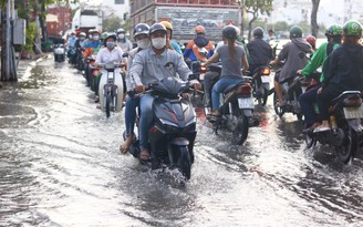 Triều cường lại gây ngập: Dân hẻm Q.7, TP.HCM không nhớ đã mấy lần nâng nền nhà