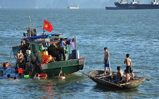 Hạ Long loạn bãi tắm tự phát, hàng chục trẻ em chết đuối mỗi năm