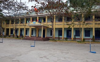 Hàng trăm học sinh Quảng Ninh tiếp tục nghỉ học, phản đối chuyển trường