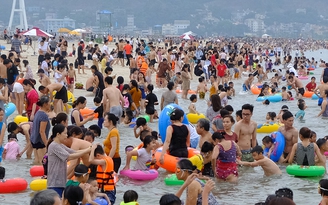 30 vạn lượt du khách chen nhau từng mét nước ở Hạ Long