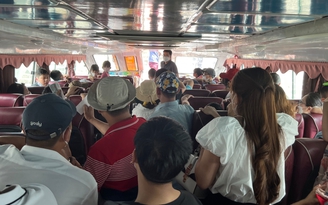 Quảng Ninh: Du khách vật vã xuống tàu ở Vân Đồn để ra các đảo