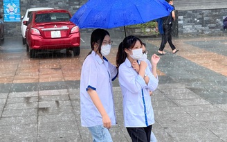 Quảng Ninh: Thí sinh dự thi tốt nghiệp THPT dầm mưa ra về