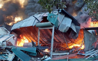 Quảng Ninh: Cháy lớn thiêu rụi xưởng sản xuất nhựa ở Hải Hà