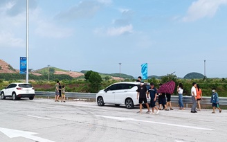 Nhiều người dừng xe trên cao tốc Vân Đồn - Móng Cái để chụp ảnh, nghỉ chân