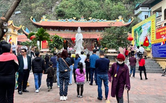 Hàng nghìn người đổ về ngôi chùa bên bờ vịnh Hạ Long để cầu an