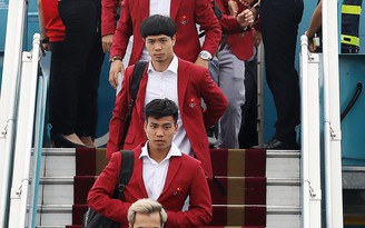 Olympic Việt Nam trong vòng tay gia đình khi trở về Hà Nội
