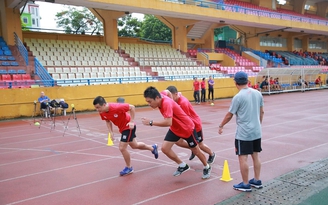 Trọng tài FIFA Hiền Triết bị ngất xỉu tại sân Hàng Đẫy, phải đưa đi cấp cứu