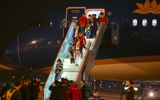 U.22 Việt Nam và tuyển nữ rời sân bay ngay lập tức khi về đến Hà Nội