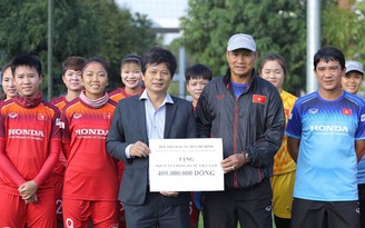 Thầy trò HLV Mai Đức Chung nhận thêm 400 triệu đồng từ tiền bán áo đấu