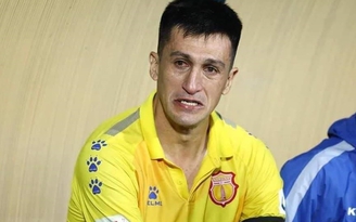'Sát thủ' Đỗ Merlo khóc nức nở vì vắng mặt ở trận cầu sinh tử vòng cuối V-League