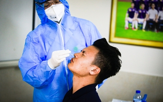 Tại sao Quang Hải, Văn Hậu và đội Hà Nội phải khẩn trương xét nghiệm Covid-19?