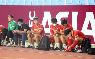 Tuyển Việt Nam bất ngờ tập ở sân Mỹ Đình, Đình Trọng, Tiến Dũng, Minh Vương làm gì?