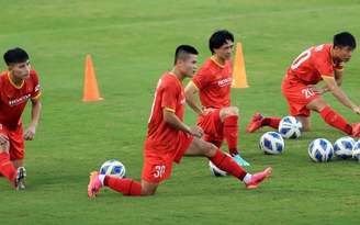 Tránh quá tải, tuyển Việt Nam có nên sử dụng đội hình siêu dự bị cho AFF Cup?