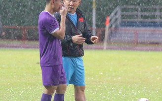 Thầy Park đội mưa lớn chỉ đạo tuyển Việt Nam, sân Bishan may mắn không gặp sét