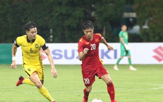 Thành Chung đầu gối bị sưng, Văn Đức bị căng cơ nhẹ sau trận thắng Malaysia