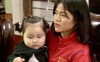 Con gái của tuyển thủ nữ Việt Nam gọi mẹ bằng chị sau 8 tháng xa cách