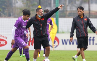 Trợ lý Lee vẫn chưa hết F0, ai sẽ đưa đội U.23 Việt Nam sang UAE?