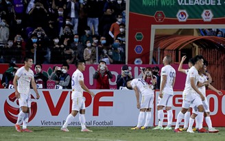 Quang Hải cảm động nghẹn ngào, trào nước mắt tri ân khán giả ngày chia tay V-League