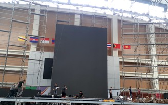 Gấp rút chuẩn bị sân khấu trong nhà khổng lồ cho bế mạc SEA Games 31