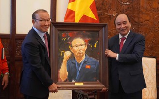 Chủ tịch nước Nguyễn Xuân Phúc tặng tranh cho HLV Park Hang-seo và HLV Mai Đức Chung